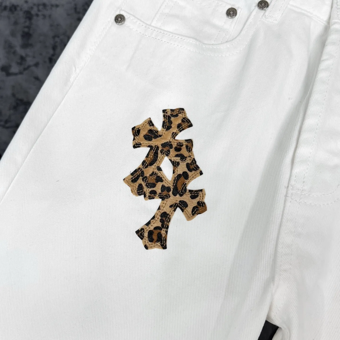P250 Chrome Hearts Mattyboy graffiti painted leopard print horse hair cross jeans Special Italian cowhide print and cut Customized sheepskin three-layer thick thread leather The whole body is spliced in heavy water washing process Craftsmen hand-splash ink You can see the details Three-dimensional cutting version Loose and comfortable without picking up the figure Make you taller and slimmer Factory Seiko Original quality control Same style for men and women Can be matched with couples Versatile recommendation Necessary jeans for all seasons Color: White Size: 28/30/32/34 Waist: 71/76/81/86 Hips: 95/100/105/110 Pants length: 98/100/102/104